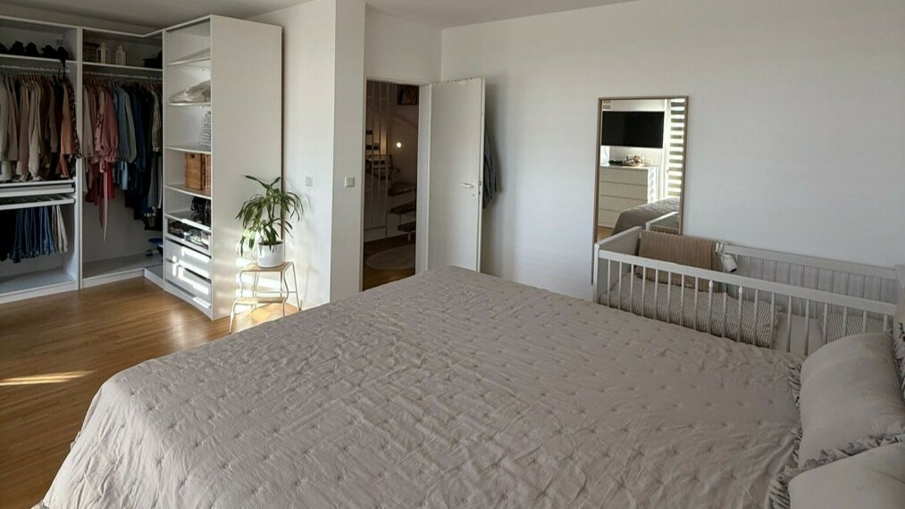 Schlafzimmer mit Balkon 2 1OG