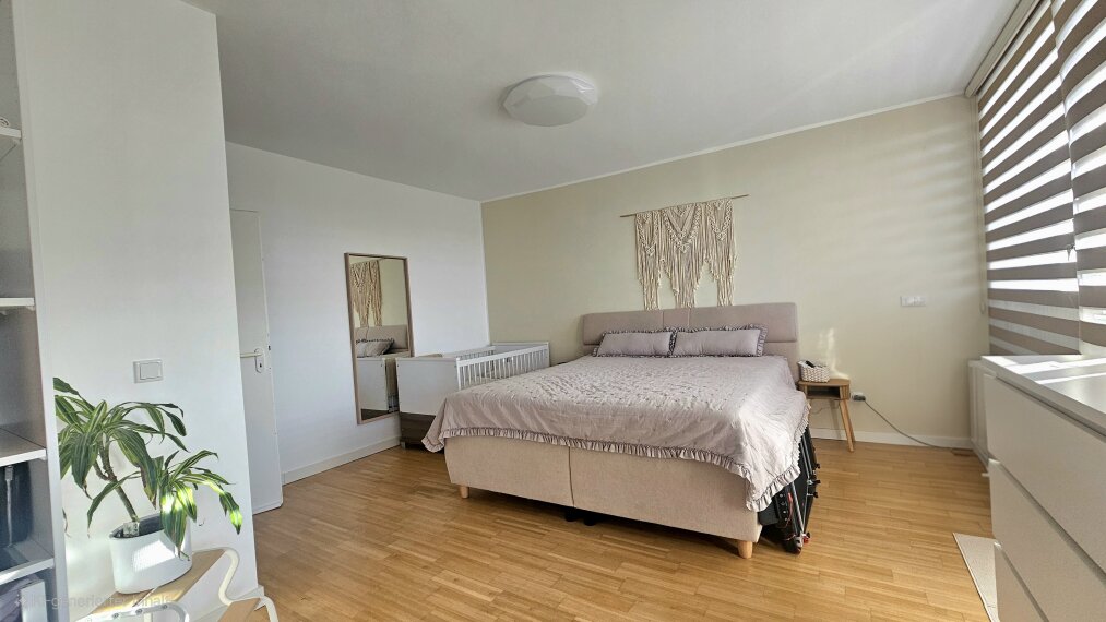 Schlafzimmer mit Balkon 1 1OG