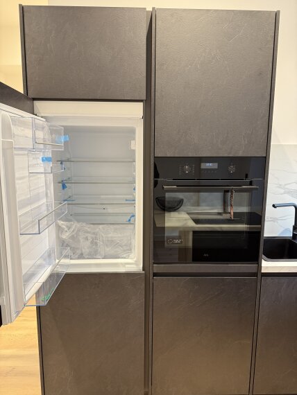 Ofen und Kühlschrank 