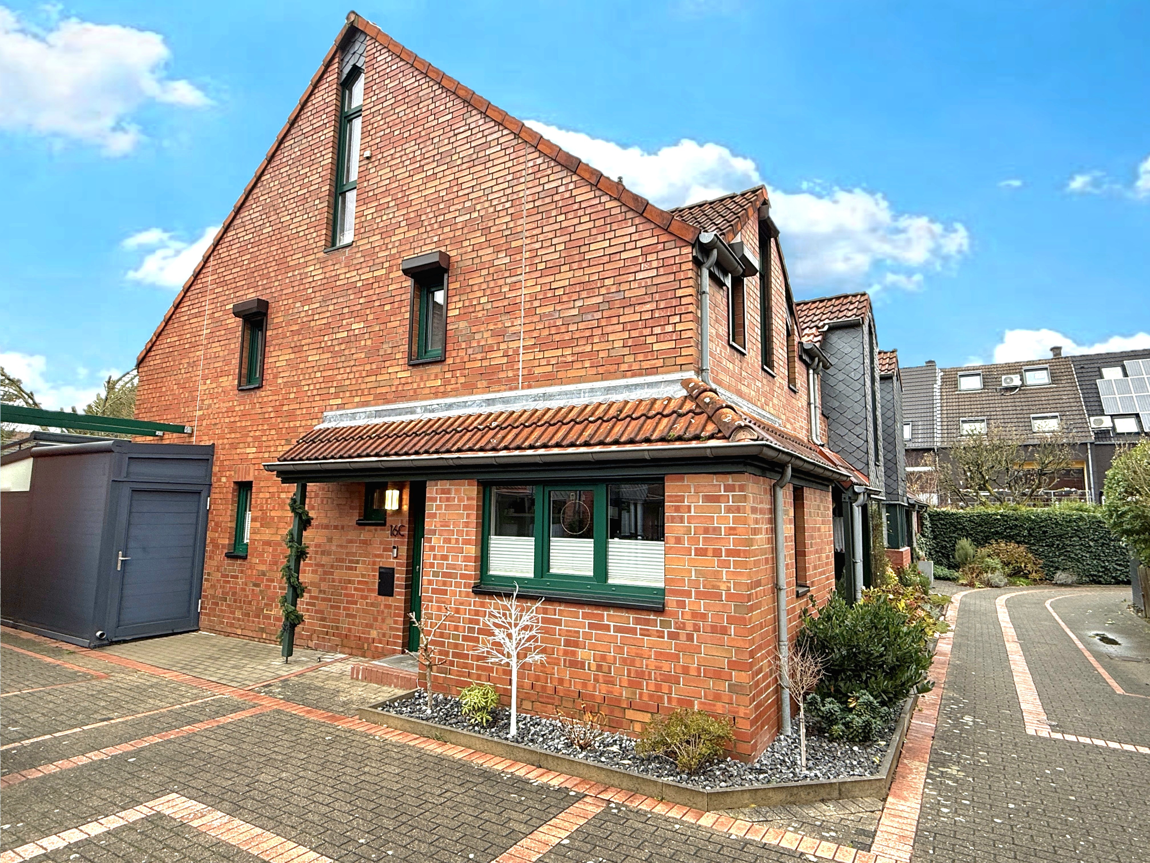 Einziehen statt Sanieren: Modernisiertes REH mit Luxus-Wintergarten, Wallbox & Garage