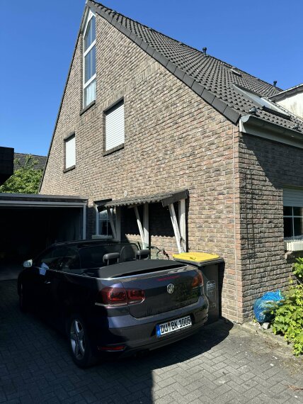 Hausansicht-Garage-Stellplatz