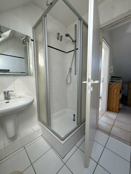 Badezimmer mit Dusch im DG 